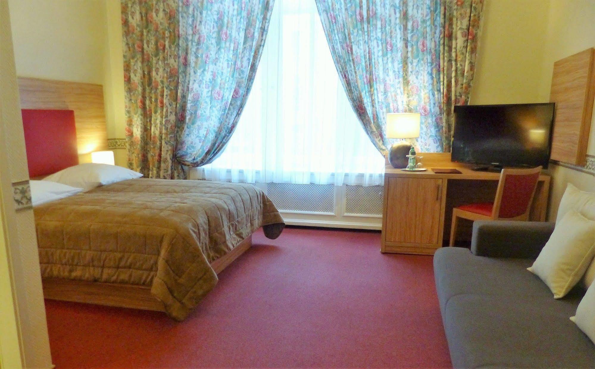 Hotel Pension Savoy Near Kurfuerstendamm Берлин Екстериор снимка