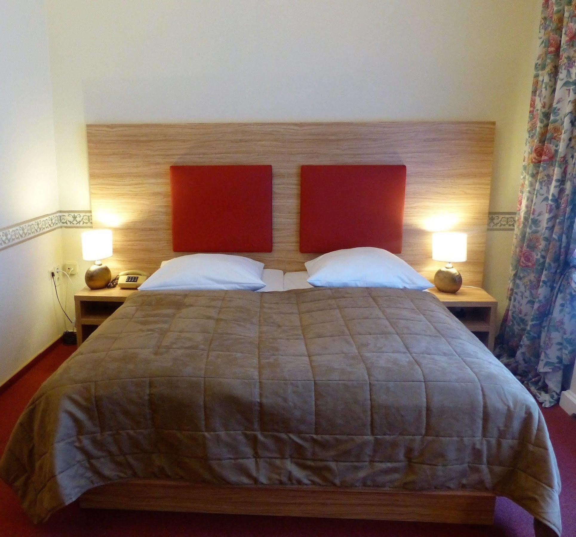 Hotel Pension Savoy Near Kurfuerstendamm Берлин Екстериор снимка