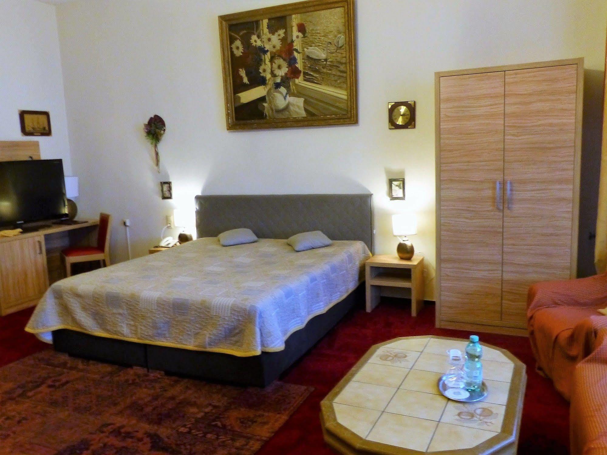 Hotel Pension Savoy Near Kurfuerstendamm Берлин Екстериор снимка