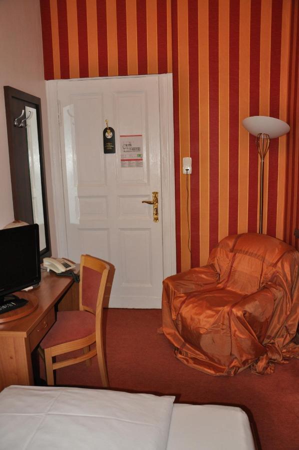 Hotel Pension Savoy Near Kurfuerstendamm Берлин Стая снимка