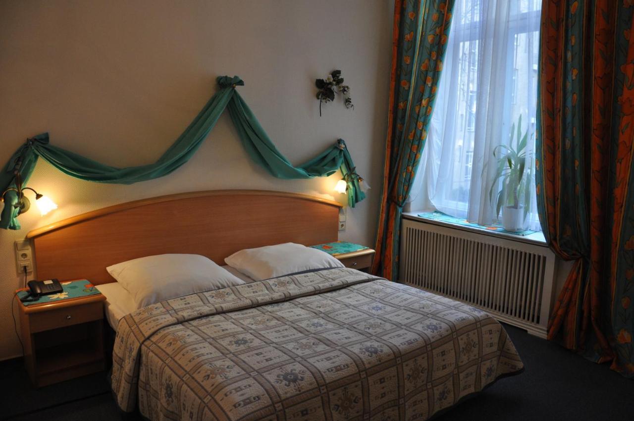 Hotel Pension Savoy Near Kurfuerstendamm Берлин Стая снимка