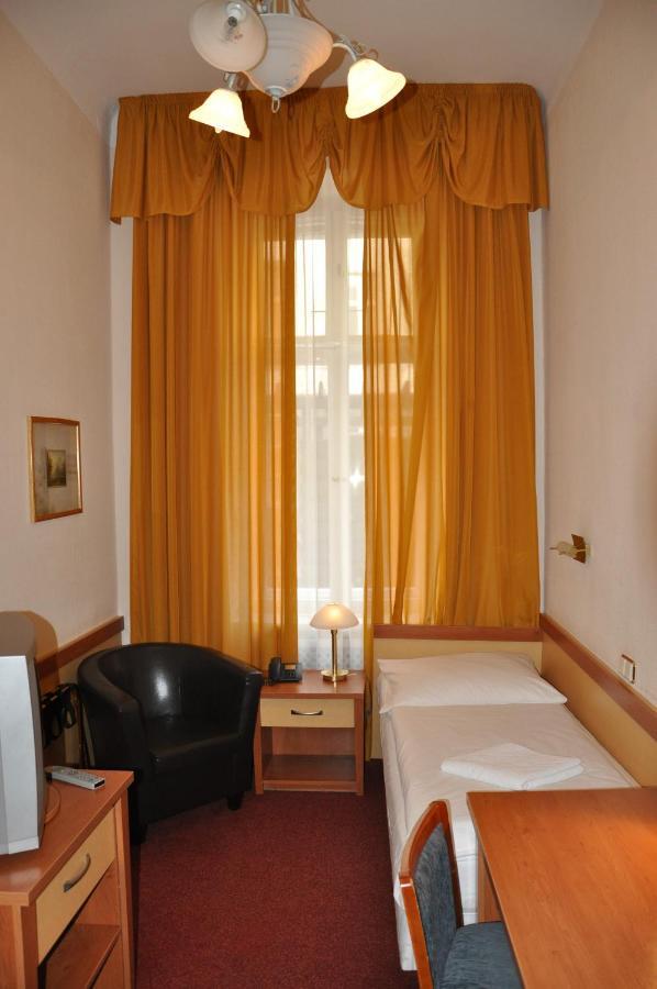 Hotel Pension Savoy Near Kurfuerstendamm Берлин Стая снимка
